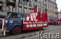 1.05.1980, Katowice, Polska.
Pochód pierwszomajowy, na samochodzie ciężarowym flagi Polski i Związku Radzieckiego oraz hasło: 