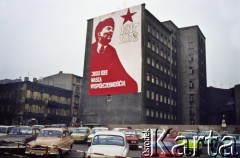 1978, Katowice, Polska.
Fragment miasta: parking samochodowy, na bloku dekoracja z okazji rocznicy rewolucji październikowej: portret Włodzimierza Lenina z hasłem: 