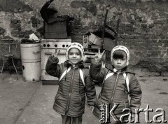 Lata 80., Polska.
Dzieci z dłońmi złożonymi w kształcie litery 