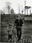 Ok. 1980, Skawina, Polska.
Dzieci, w tle elektrownia.
Fot. Joanna Helander, zbiory Ośrodka KARTA