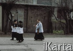Ok. 1980, Polska.
Ksiądz z ministrantami.
Fot. Joanna Helander, zbiory Ośrodka KARTA