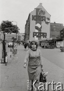1976, Katowice, Polska.
Kobieta na ulicy, na budynku w tle rysunki i napisy propagandowe.
Fot. Joanna Helander, zbiory Ośrodka KARTA