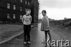 1976-1977, Katowice, Polska.
Dzielnica Szopienice, dzieci grające w gumę.
Fot. Joanna Helander, zbiory Ośrodka KARTA 
