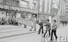 1980, Katowice, woj. katowickie, Polska.
Górnicy idący w pochodzie pierwoszomajowym.
Fot. Joanna Helander, zbiory Ośrodka KARTA