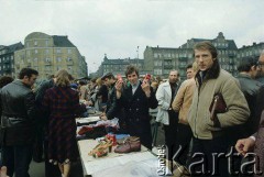 1979, Poznań, woj. poznańskie, Polska.
Handel uliczny.
Fot. Joanna Helander, zbiory Ośrodka KARTA