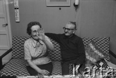 1976-1978, Polska.
Amalia i Gerard Brol we wnętrzu domku fińskiego.
Fot. Joanna Helander, zbiory Ośrodka KARTA