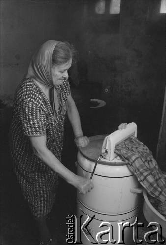 1976-1978, Polska.
Maria Hajduga podczas prania ubrań we Frani.
Fot. Joanna Helander, zbiory Ośrodka KARTA