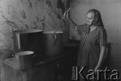 1976-1978, Ruda Śląska, woj. katowickie, Polska.
Maria Hajduga pierze bieliznę.
Fot. Joanna Helander, zbiory Ośrodka KARTA