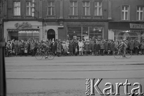 1976-1978, Katowice, woj. katowickie, Polska.
Prawdopodobnie wyścig kolarski.
Fot. Joanna Helander, zbiory Ośrodka KARTA