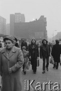 1976, Katowice, woj. katowickie, Polska.
Tłum przy bazarze.
Fot. Joanna Helander, zbiory Ośrodka KARTA