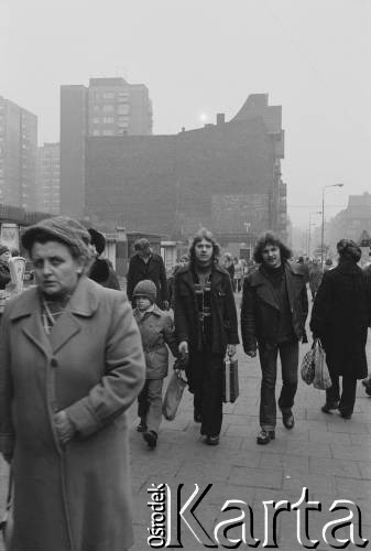 1976, Katowice, woj. katowickie, Polska.
Tłum przy bazarze.
Fot. Joanna Helander, zbiory Ośrodka KARTA
