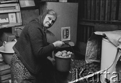 1976-1978, Ruda Śląska, woj. katowickie, Polska.
Maria Hajduga z wiadrem ziemniaków.
Fot. Joanna Helander, zbiory Ośrodka KARTA