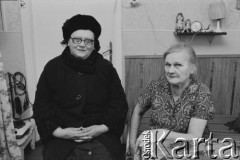 1976-1978, Ruda Śląska, woj. katowickie, Polska.
Hilda Godek i Maria Hajduga we wnętrzu mieszkania.
Fot. Joanna Helander, zbiory Ośrodka KARTA