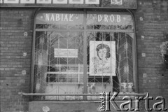 1976-1978, Polska.
Witryna sklepu spożywczego z plakatem okolicznościowym z okazji Dnia Kobiet.
Fot. Joanna Helander, zbiory Ośrodka KARTA