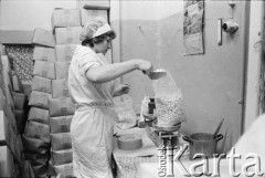 1976-1978, Ruda Śląska, woj. katowickie, Polska.
Kobieta przy wadze w fabryce cukierków.
Fot. Joanna Helander, zbiory Ośrodka KARTA