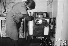 1976-1978, Ruda Śląska, woj. katowickie, Polska.
Maria Hajduga przy piecu w kuchni.
Fot. Joanna Helander, zbiory Ośrodka KARTA