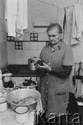 1976-1978, Ruda Śląska, woj. katowickie, Polska.
Maria Hajduga w kuchni.
Fot. Joanna Helander, zbiory Ośrodka KARTA