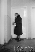 1976-1978, Ruda Śląska, woj. katowickie, Polska.
Maria Hajduga wychodzi z mieszkania po żur.
Fot. Joanna Helander, zbiory Ośrodka KARTA