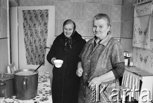 1976-1978, Ruda Śląska, woj. katowickie, Polska.
Maria Hajduga u sąsiadki, która sprzedaje żur.
Fot. Joanna Helander, zbiory Ośrodka KARTA