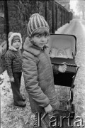 1976-1978, Ruda Śląska, woj. katowickie, Polska.
Dzieci na spacerze na ulicy Wolności.
Fot. Joanna Helander, zbiory Ośrodka KARTA