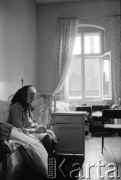 1976-1978, Ruda Śląska, woj. katowickie, Polska.
Kobieta na łóżku w domu starców.
Fot. Joanna Helander, zbiory Ośrodka KARTA