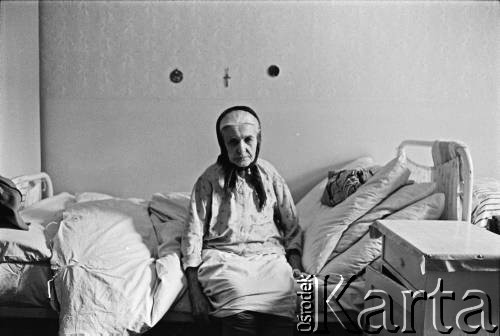 1976-1978, Ruda Śląska, woj. katowickie, Polska.
Kobieta na łóżku w domu starców.
Fot. Joanna Helander, zbiory Ośrodka KARTA
