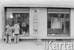 1976-1978, Polska.
Kobiety przed witryną sklepową.
Fot. Joanna Helander, zbiory Ośrodka KARTA