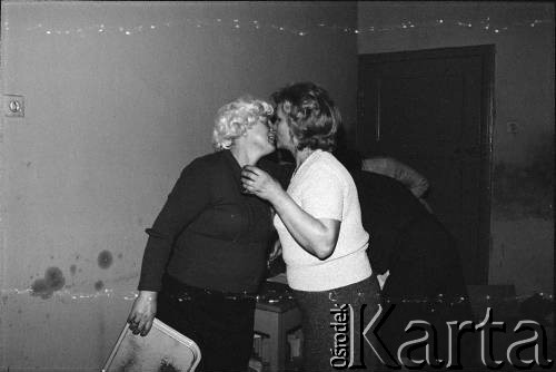 1976-1978, Polska.
Pocałunek na zabawie z okazji Dnia Kobiet.
Fot. Joanna Helander, zbiory Ośrodka KARTA