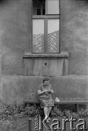 1976-1978, Polska.
Kobieta szydełkuje przed domem.
Fot. Joanna Helander, zbiory Ośrodka KARTA