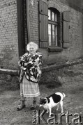1998, Ruda Śląska, woj. śląskie, Polska.
Kobieta z psem, mieszkanka kolonii robotniczej 