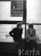 Lata 80., Polska.
Dwie studentki siedzące w budynku uczelni, powyżej plakat informujący o wystawie w bibliotece Instytutu Filologii Polskiej: 