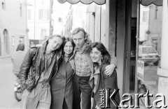 1986, Ferrara, Włochy.
Aktorzy Teatru Ósmego Dnia: Adam Borowski (1. z lewej), Barbara Theobaldt (1. z prawej), Tadeusz Janiszewski (2. z prawej) w towarzystwie fotografki Joanny Helander.
Fot. Bo Persson, zbiory Ośrodka KARTA