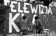 Sierpień 1981, Gdańsk, Polska. 
Malowanie haseł krytykujących telewizję. 
Fot. Anna Pietuszko, zbiory Ośrodka KARTA