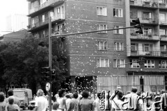1982-1983, Warszawa, Polska. 
Akcja ulotkowa podczas stanu wojennego.
Fot. Anna Pietuszko, zbiory Ośrodka KARTA