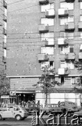 1982-1983, Warszawa, Polska.
Akcja ulotkowa podczas stanu wojennego.
Fot. Anna Pietuszko, zbiory Ośrodka KARTA