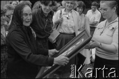 1985, Suchowola, Polska.
Marianna Popiełuszko trzyma portret syna - księdza Jerzego Popiełuszki.
Fot. Anna Pietuszko, zbiory Ośrodka KARTA