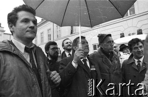 6.02.1989, Warszawa, Polska.
Obrady Okrągłego Stołu. Przedstawiciele strony solidarnościowo-opozycyjnej w drodze do Pałacu Namiestnikowskiego. Od lewej: Zbigniew Bujak, Edward Szwajkiewicz, Mieczysław Gil, Lech Wałęsa, Tadeusz Mazowiecki i Andrzej Rzeczycki.
Fot. Anna Pietuszko, zbiory Ośrodka KARTA