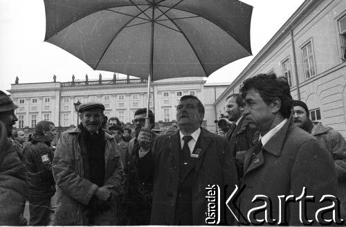 6.02.1989, Warszawa, Polska.
Obrady Okrągłego Stołu. Przedstawiciele strony solidarnościowo-opozycyjnej w drodze do Pałacu Namiestnikowskiego. Od lewej: Janusz Onyszkiewicz, Bronisław Geremek, Edward Szwajkiewicz (z tyłu), Lech Wałęsa, Mieczysław Gil (z tyłu), Andrzej Rzeczycki.
Fot. Anna Pietuszko, zbiory Ośrodka KARTA