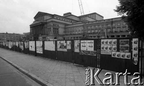 Maj 1989, Warszawa, Polska.
Kampania wyborcza przed wyborami do parlamentu. Plakaty wyborcze na ogrodzeniu przed Teatrem Wielkim.
Fot. Anna Pietuszko, zbiory Ośrodka KARTA
