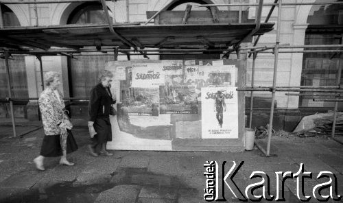 4.06.1989, Warszawa, Polska.
Wybory parlamentarne. Kobiety przechodzą przy tablicy z plakatami wyborczymi, wśród których jest m.in. plakat 