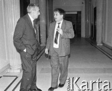 1989, Warszawa, Polska.
Tadeusz Mazowiecki i Lech Kaczyński na sejmowym korytarzu.
Fot. Anna Pietuszko, zbiory Ośrodka KARTA