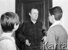 1989, Warszawa, Polska.
Adam Michnik rozmawia z Majką Borejszą (z prawej) w korytarzu sejmowym.
Fot. Anna Pietuszko, zbiory Ośrodka KARTA