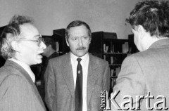 1989, Warszawa, Polska.
Od lewej: Jan Lityński, Janusz Onyszkiewicz, Lech Kaczyński w kuluarach sejmowych.
Fot. Anna Pietuszko, zbiory Ośrodka KARTA