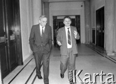 1989, Warszawa, Polska.
Tadeusz Mazowiecki i Lech Kaczyński na sejmowym korytarzu.
Fot. Anna Pietuszko, zbiory Ośrodka KARTA