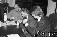 1990, Warszawa, Polska.
Jacek Kuroń i Gabriel Janowski (od lewej) czytają gazetę w kuluarach Sejmu.
Fot. Anna Pietuszko, zbiory Ośrodka KARTA