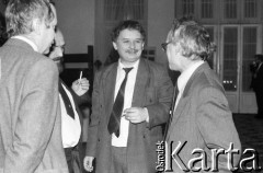 1989, Warszawa, Polska.
Sejm, przerwa w obradach. Od lewej: Janusz Onyszkiewicz, NN, Lech Kaczyński, Jan Lityński.
Fot. Anna Pietuszko, zbiory Ośrodka KARTA