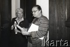 1990, Warszawa, Polska.
Zofia Kuratowska (z lewej) i Anna Szymańska w kuluarach Sejmu.
Fot. Anna Pietuszko, zbiory Ośrodka KARTA
