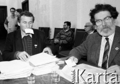 Kwiecień 1991, Warszawa, Polska.
Zebranie Obywatelskiego Klubu Parlamentarnego, podczas którego wybrano nowe władze. Od lewej siedzą: Henryk Wujec i Aleksander Małachowski.
Fot. Anna Pietuszko, zbiory Ośrodka KARTA