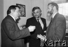 1990, Warszawa, Polska. 
Lech Wałęsa, Krzysztof Pusz i Bronisław Geremek w sekretariacie przewodniczącego Obywatelskiego Klubu Parlamentarnego.
Fot. Anna Pietuszko, zbiory Ośrodka KARTA