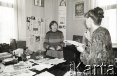 1990, Warszawa, Polska.
Ludmiła Wujec (z lewej) i Grażyna Staniszewska w biurze Obywatelskiego Klubu Parlamentarnego.
Fot. Anna Pietuszko, zbiory Ośrodka KARTA